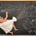 Fotógrafa tira fotos de bebês usando como cenário uma lousa com desenhos criativos