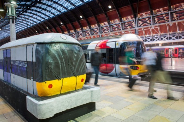 Bolo gigante réplica de trem chama a atenção em estação de Londres