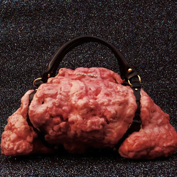 Isso é bizarro do dia: Bolsas e acessórios tem aparência de carne
