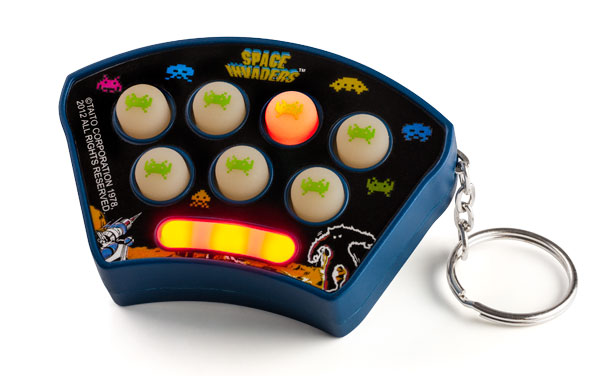 Pew pew pew! Chaveiro Space Invaders com efeitos sonoros é um item obrigatório para geeks!