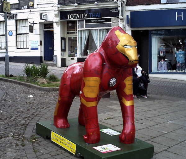 Gorila "Homem de Ferro" é atração no Reino Unido