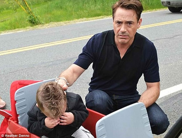 Decepção do dia: Robert Downey Jr. faz menino de um ano e meio chorar