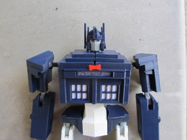 Isso é legal do dia: Tardis de brinquedo se transforma em Optimus Prime
