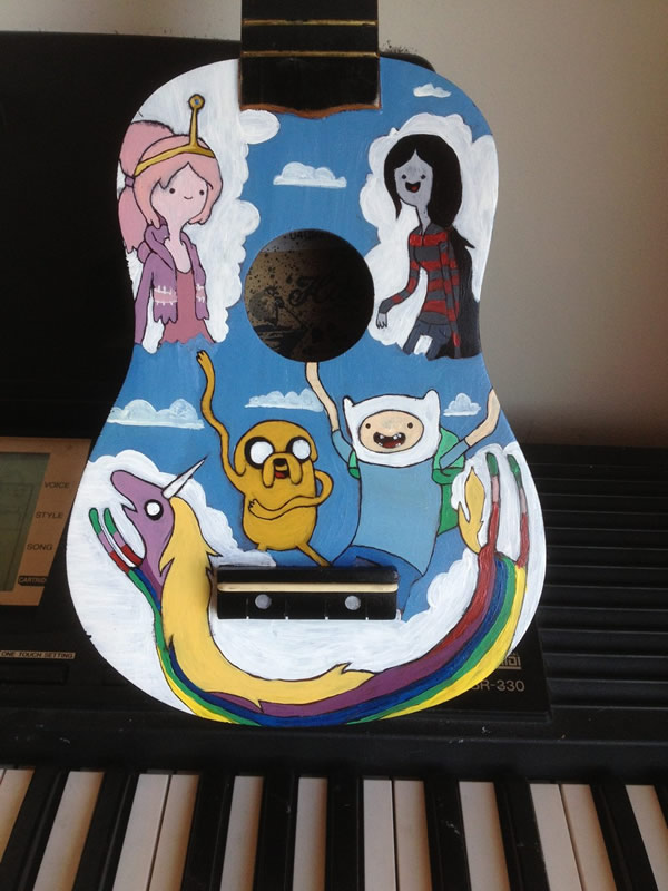 Que horas são? É hora de tocar o ukulelê do Adventure Time!