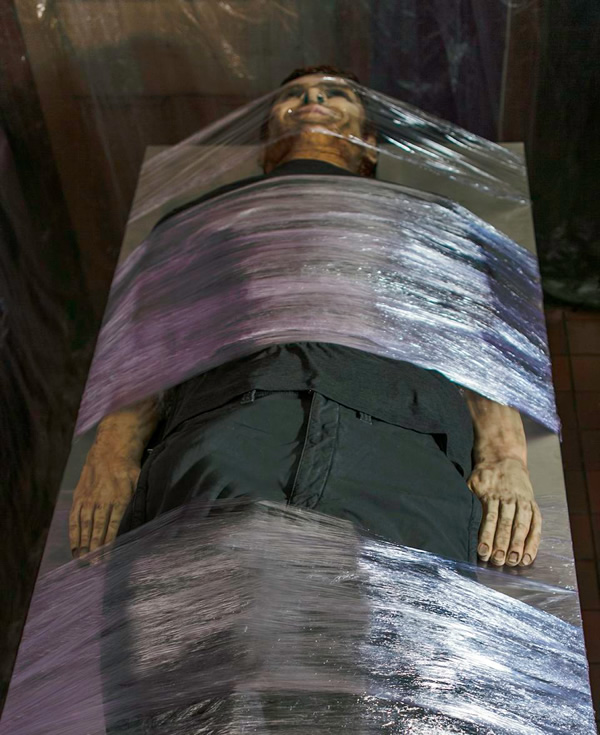 Isso é bizarro do dia: Bolo em tamanho real do personagem Dexter Morgan pronto para ser fatiado