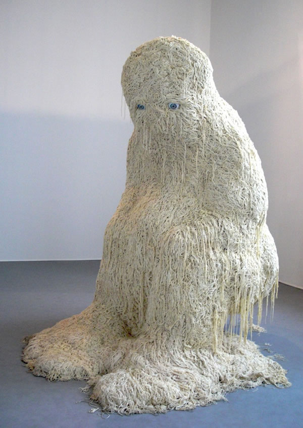 Le Solitaire - A curiosa escultura de miojo gigante com forma humana