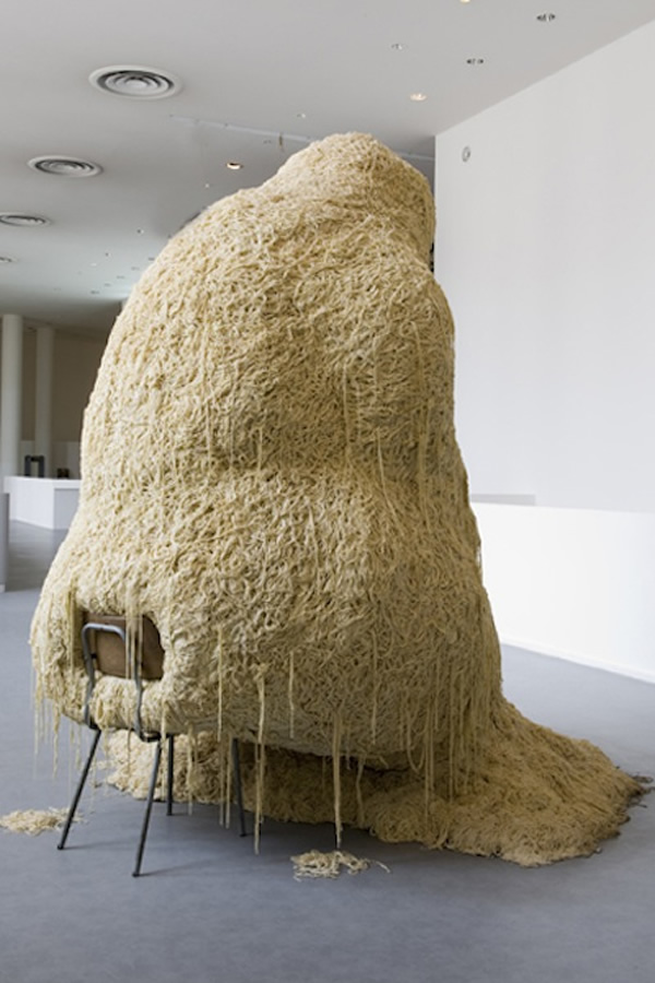 Le Solitaire - A curiosa escultura de miojo gigante com forma humana