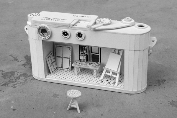 Sua vida dentro de seus gadgets: Esculturas de aparelhos eletrônicos feitas de papel escondem miniaturas de cenários