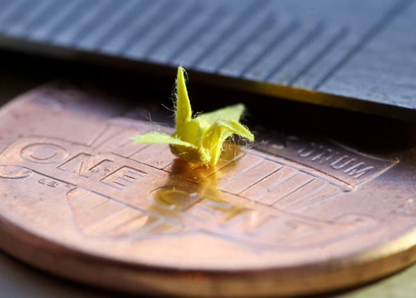 Homem cria origami incrivelmente minúsculo que mede apenas 3 milímetros de comprimento