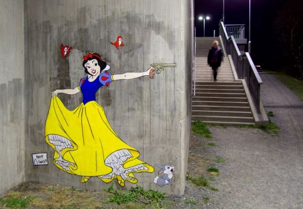 Street Art inusitado apresenta princesas da Disney armadas e prontas para atacar