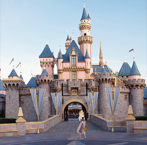 Princesas e personagens da Disney saem dos filmes e visitam os parques da Disney na vida real