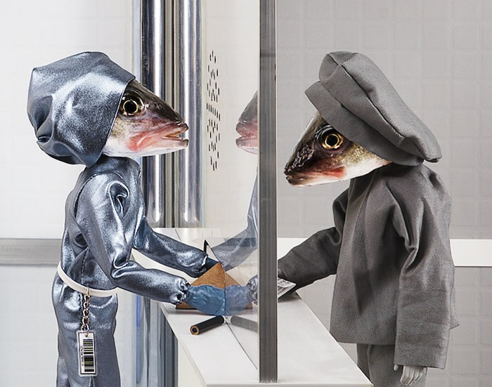 Bizarro: Artista cria cenas incrivelmente detalhadas com bonecos e cabeças de peixes