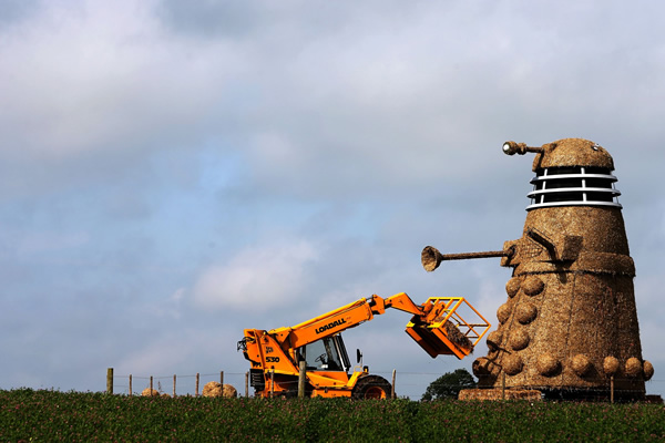 Sorveteria constrói um Dalek de palha de cerca de 10 metros de altura em homenagem a série Doctor Who