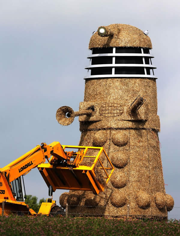 Sorveteria constrói um Dalek de palha de cerca de 10 metros de altura em homenagem a série Doctor Who