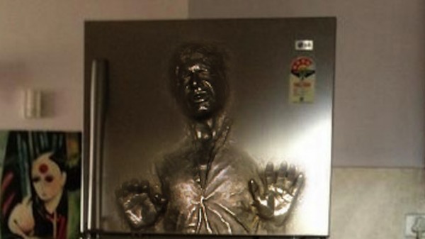 Alguém por favor crie uma geladeira Han Solo como esta. URGENTE!