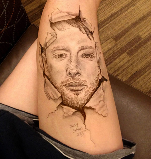 Estudante faz desenhos tão realistas em sua perna que parecem tatuagens