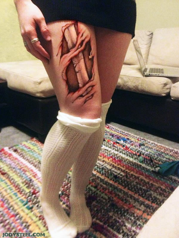 Estudante faz desenhos tão realistas em sua perna que parecem tatuagens