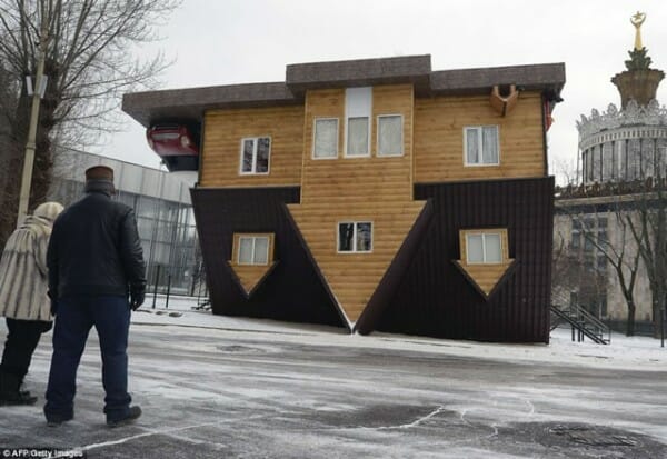 Com vocês, fotos da incrível casa de cabeça para baixo construída na Russia
