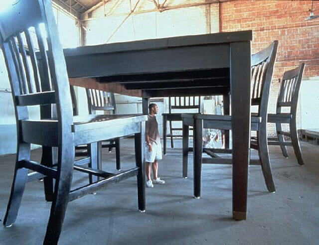 Os incríveis objetos e móveis gigantes de Robert Therrien