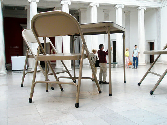 Os incríveis objetos e móveis gigantes de Robert Therrien