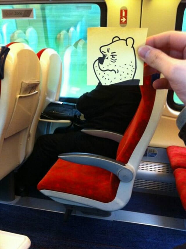 Matando o tempo no trem: Homem desenha rostos de personagens e os dá a seus companheiros de viagem