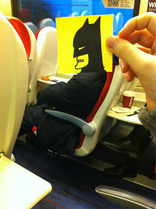 Matando o tempo no trem: Homem desenha rostos de personagens e os dá a seus companheiros de viagem