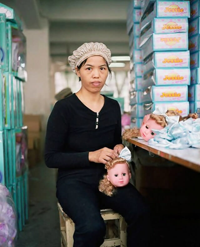 25 Fotos curiosas revelam o dia a dia dos trabalhadores de fábricas de brinquedos chinesas