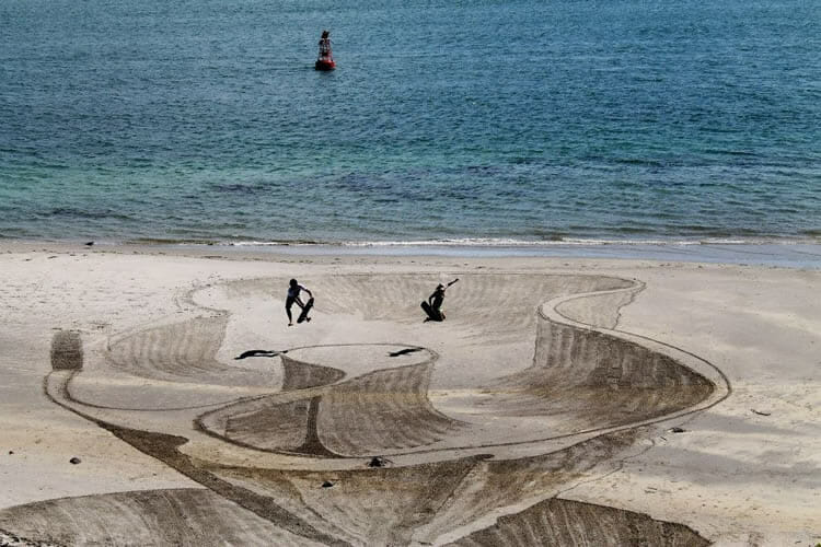 11 Desenhos 3D sensacionais feitos na areia da praia