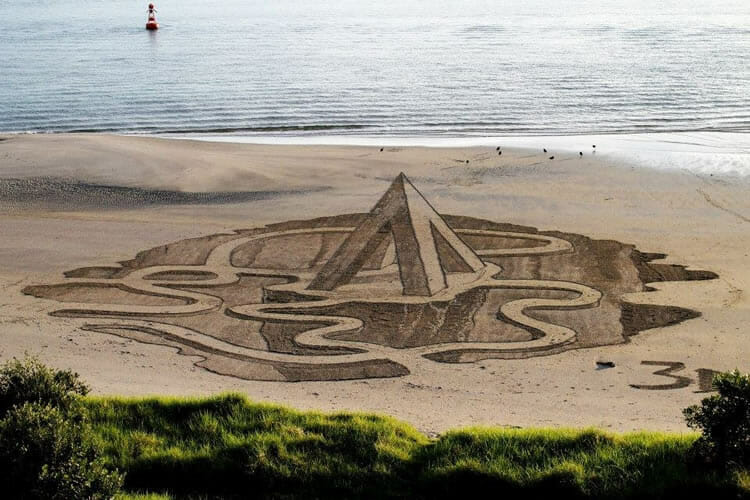 11 Desenhos 3D sensacionais feitos na areia da praia