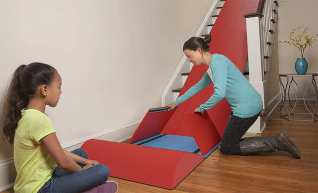 SlideRider transforma a escada de sua casa em um escorregador!