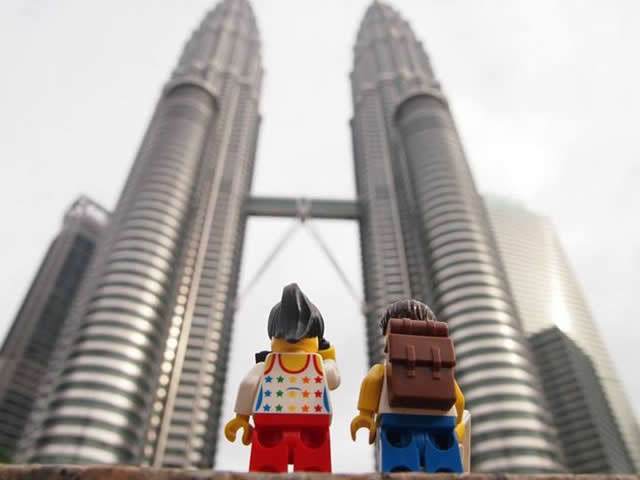 Viajantes de Lego: 32 Fotos de um casal de bonecos de Lego que viaja por lugares incríveis