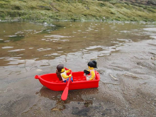 Viajantes de Lego: 32 Fotos de um casal de bonecos de Lego que viaja por lugares incríveis