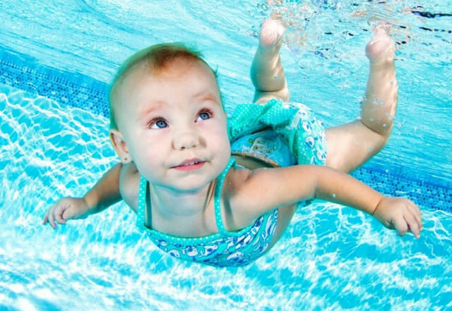 14 Fotos subaquáticas superlegais de bebês aprendendo a nadar