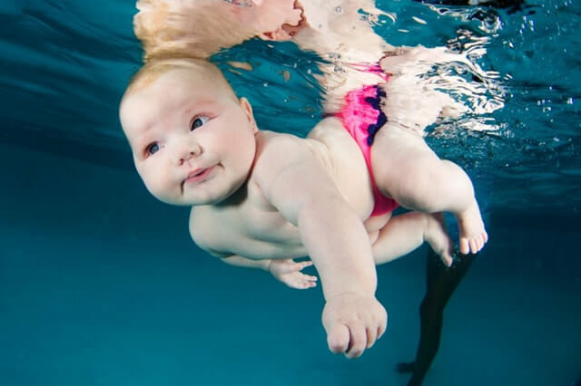 14 Fotos subaquáticas superlegais de bebês aprendendo a nadar