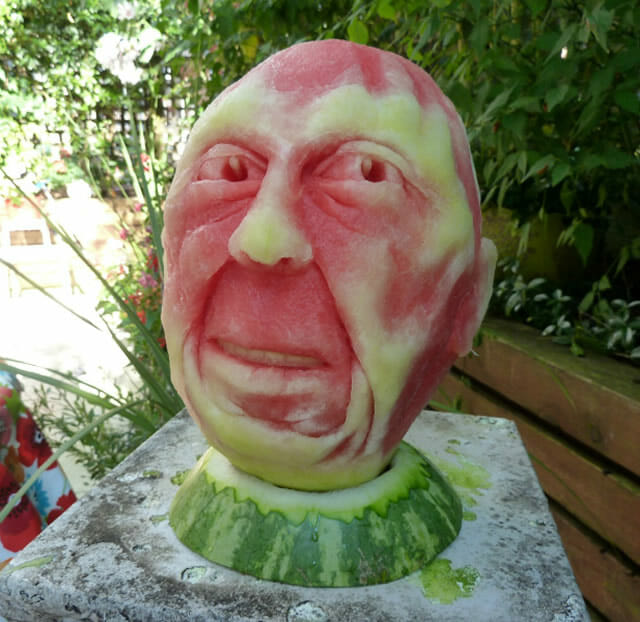 Com vocês, 14 esculturas sensacionais de melancia do artista Clive Cooper!