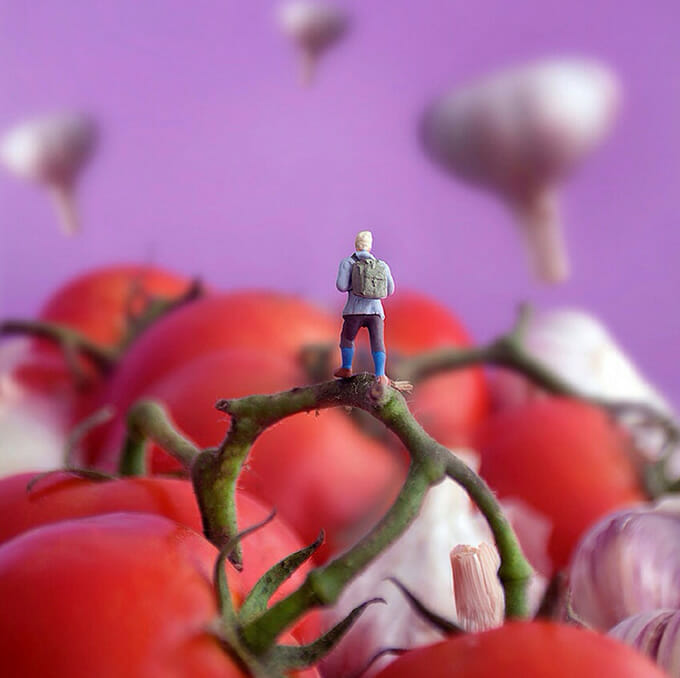 20 Fotos sensacionais de miniaturas de humanos interagindo com um "mundo de comida"