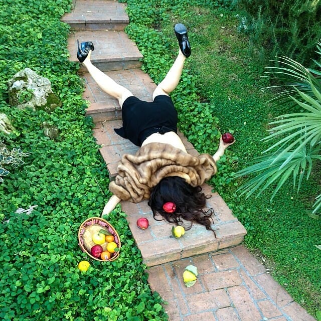 Série de fotos maluca apresenta pessoas caídas com seus objetos pessoais