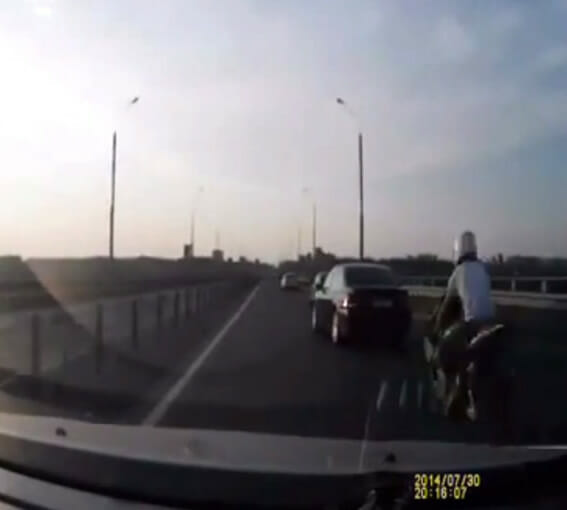 Acidente de moto acaba da forma mais louca e inimaginável possível na Rússia (vídeo)