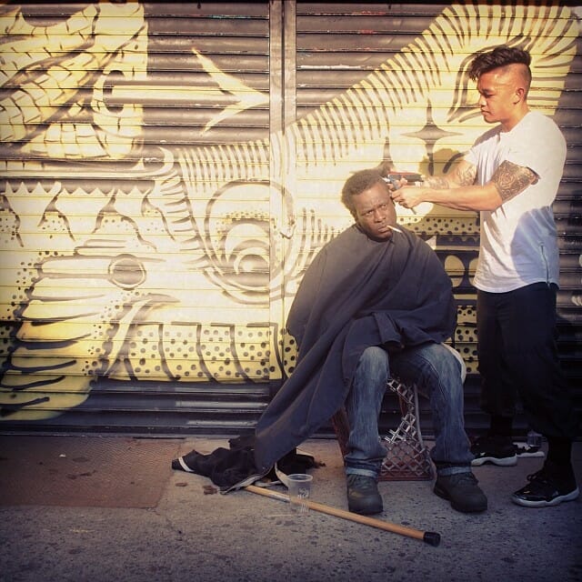 Happy Sundays: Cabeleireiro passa seus domingos cortando cabelo de moradores de rua
