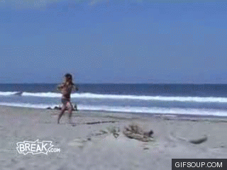 25 GIFs engraçados de pessoas que se deram mal na praia