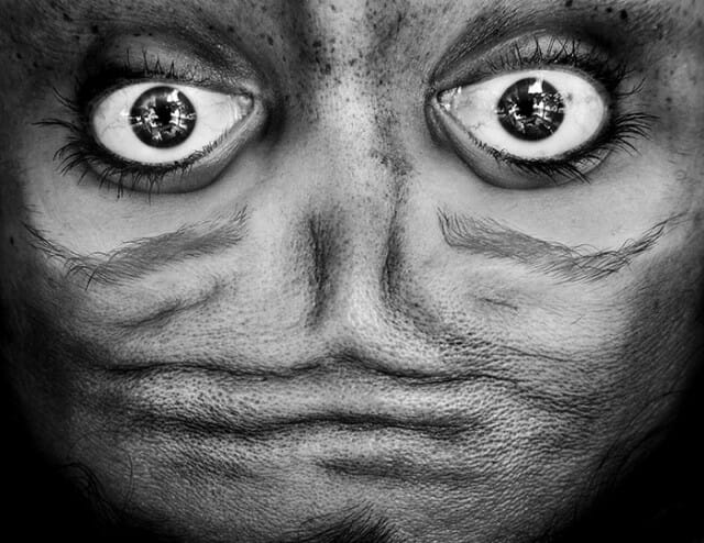 Invasão: Série de fotos de cabeça pra baixo faz com que pessoas se pareçam com Alienígenas