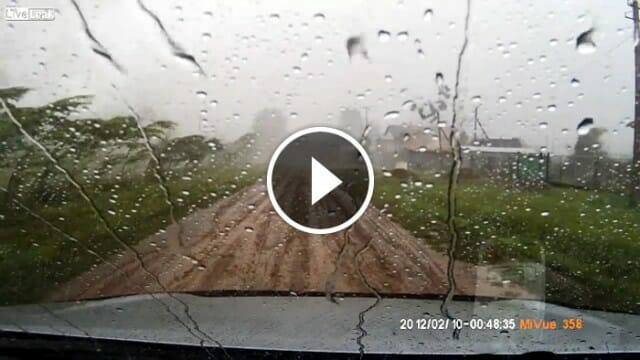 Em vídeo dramático, sortudo sobrevive a um tornado ao sair de casa de carro
