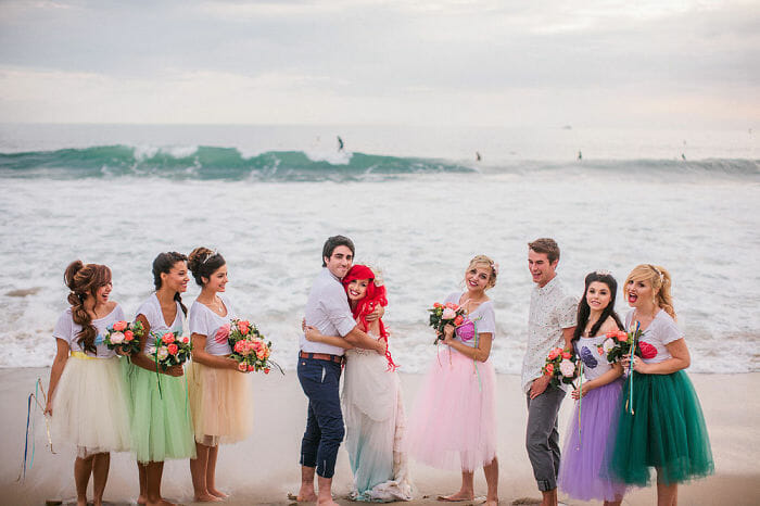 Casamento na praia com o tema A Pequena Sereia para fãs das Princesas da Disney (24 Imagens)