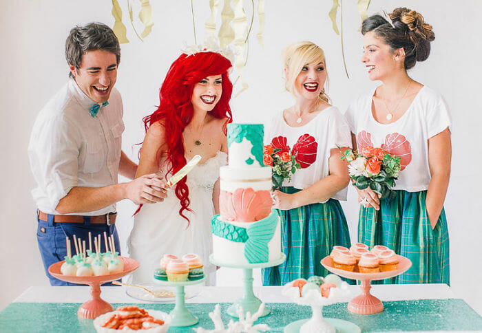 Casamento na praia com o tema A Pequena Sereia para fãs das Princesas da Disney (24 Imagens)