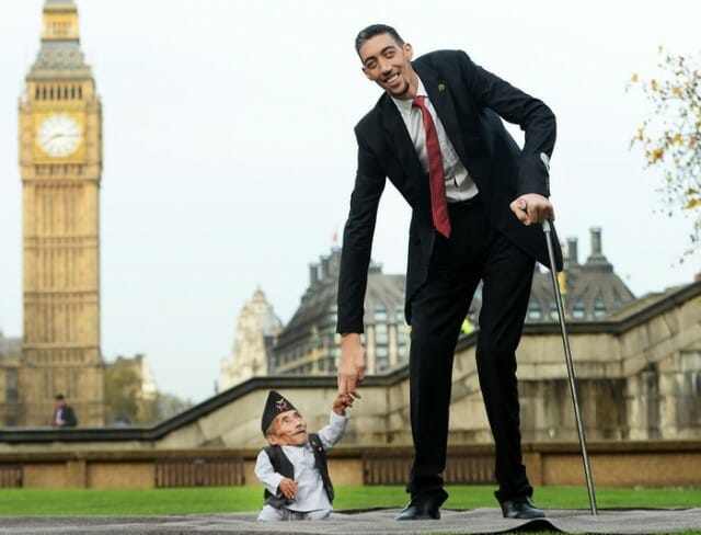 O dia em que o homem mais alto do mundo se encontrou com o homem mais baixo do mundo