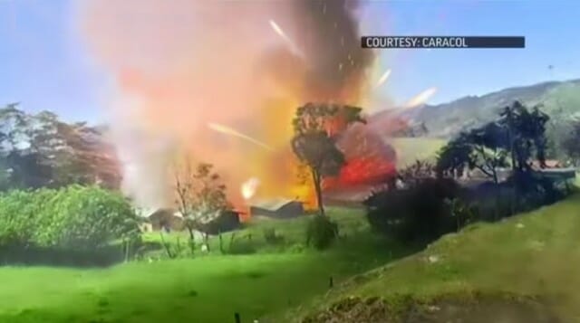 Cinegrafista flagra momento exato de explosão de fábrica de fogos de artifício na Colômbia