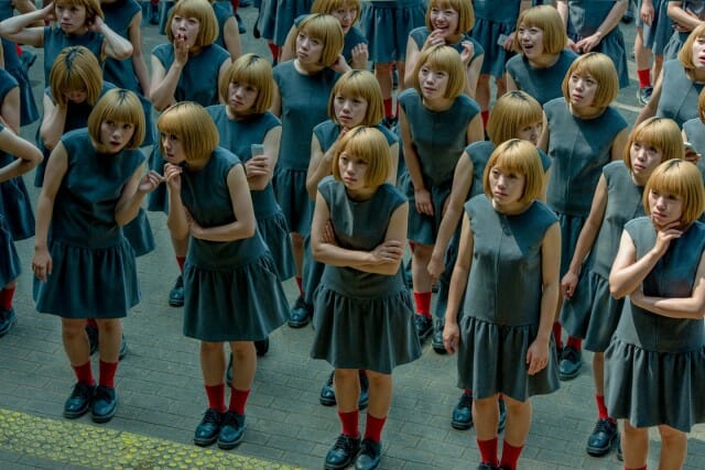 Sessão de fotos "fantasma" de fotógrafo japonês coloca a mesma pessoa várias vezes na mesma foto