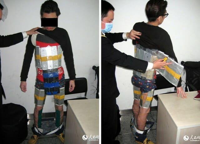 Homem é detido em aeroporto na China com 94 iPhones presos ao corpo