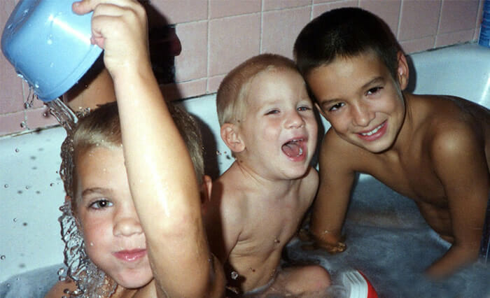 Antes e depois engraçado: Três irmãos recriam suas fotos de quando eram crianças