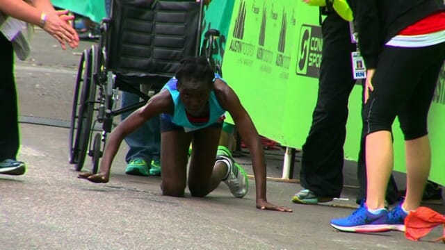 Determinação: Corredora exausta termina os últimos 50 m de maratona se arrastando